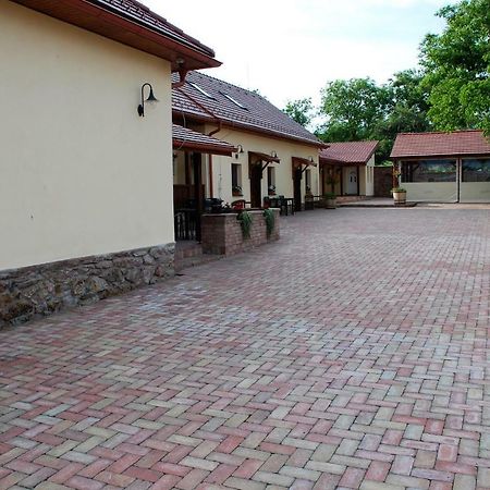 Ubytovanie Tri Ruze Krásnohorské Podhradie المظهر الخارجي الصورة