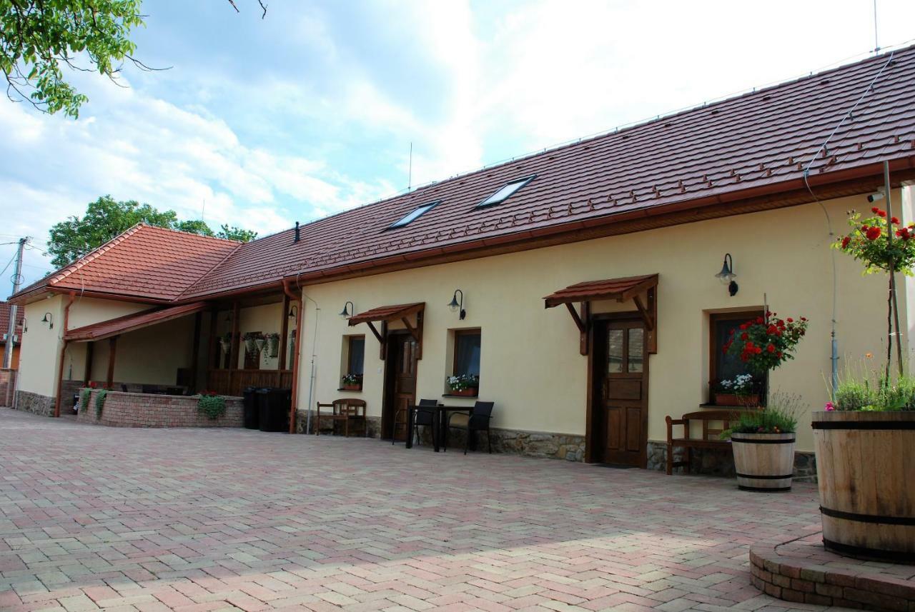 Ubytovanie Tri Ruze Krásnohorské Podhradie المظهر الخارجي الصورة
