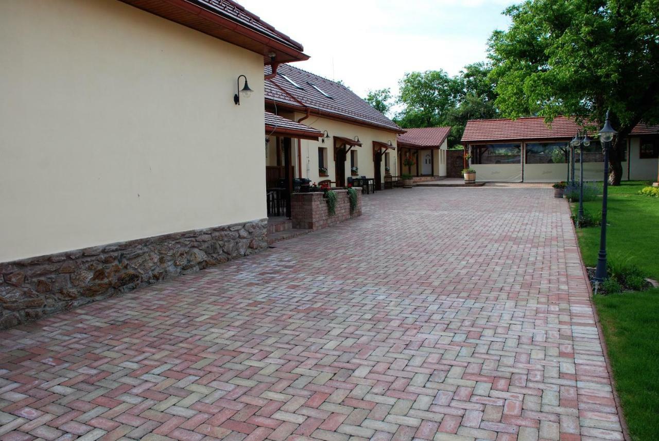 Ubytovanie Tri Ruze Krásnohorské Podhradie المظهر الخارجي الصورة